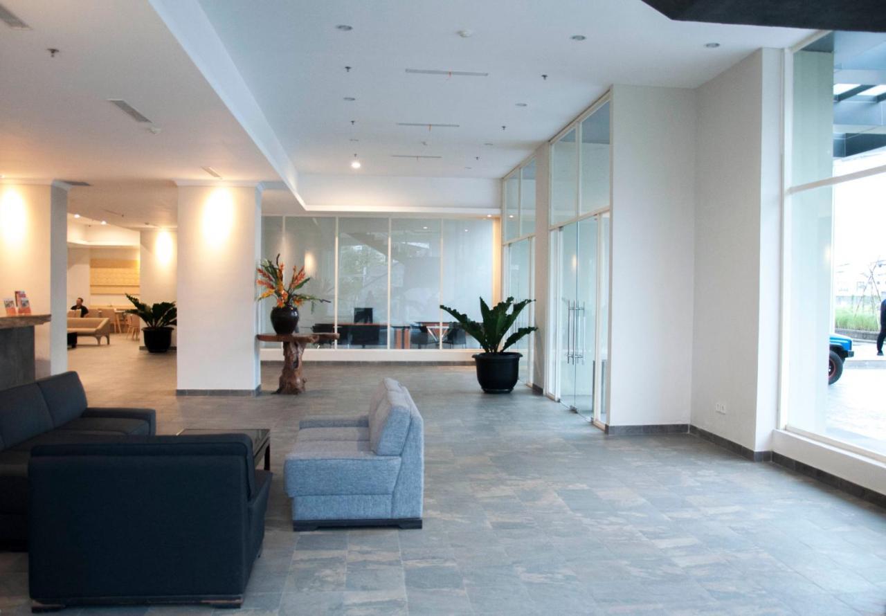 Skyland City Hotel Jatinangor Cilimus Extérieur photo